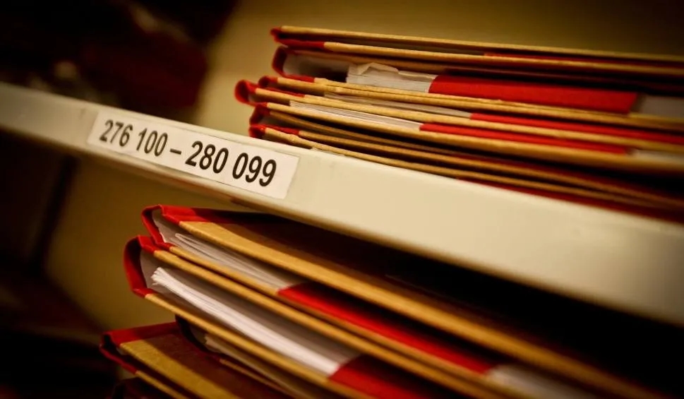 Gdzie zgłosić sprzedaż mieszkania? Uniknij błędów i kar finansowych