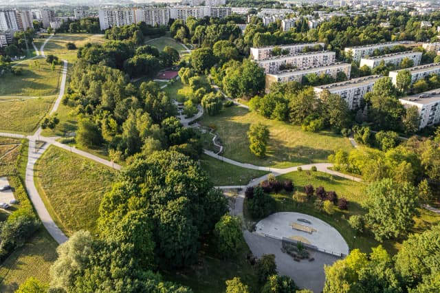 Jak dojechać do osiedla złotego wieku w Krakowie – najlepsze opcje transportu