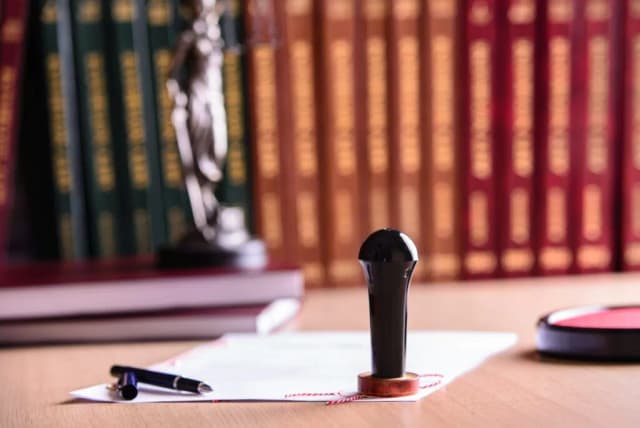 Ile kosztuje notariusz przy kupnie mieszkania? Sprawdź ukryte opłaty