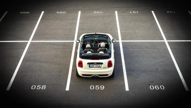 Czy można parkować tyłem do budynku? Sprawdź przepisy i konsekwencje Czy można parkować tyłem do budynku? Sprawdź przepisy i konsekwencje