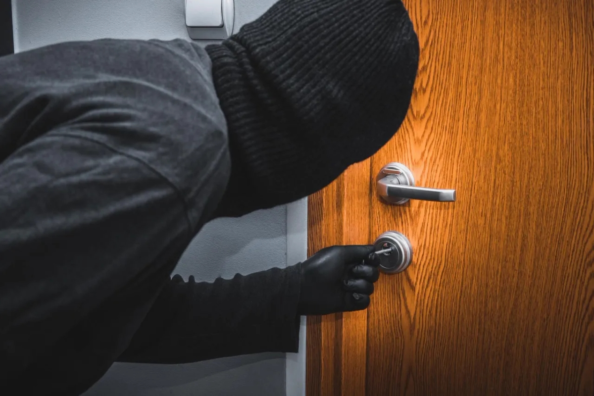 Jak złodzieje oznaczają mieszkania w bloku i jak się chronić przed tym